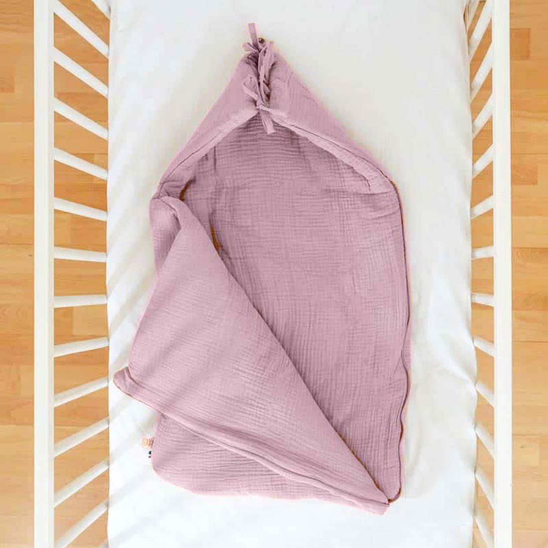 Babynest van roze biologisch katoen