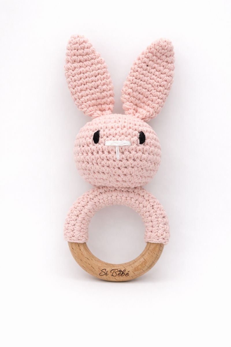 Houten bijtring & rammelaar – met de hand gehaakte baby rammelaar ( 3+ maanden)