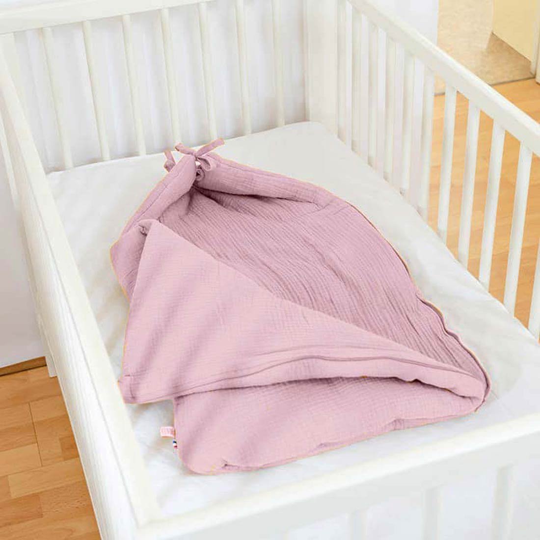 Babynest van roze biologisch katoen