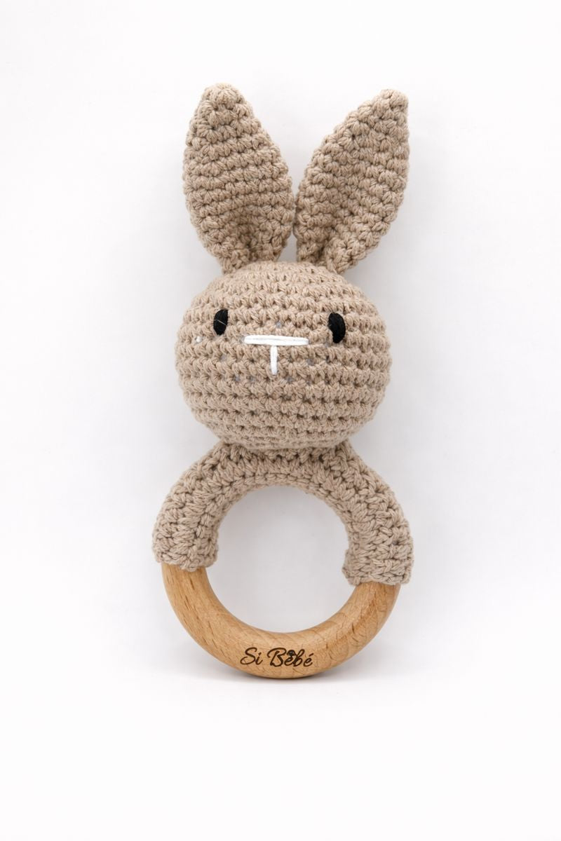 Houten bijtring & rammelaar – met de hand gehaakte baby rammelaar ( 3+ maanden)