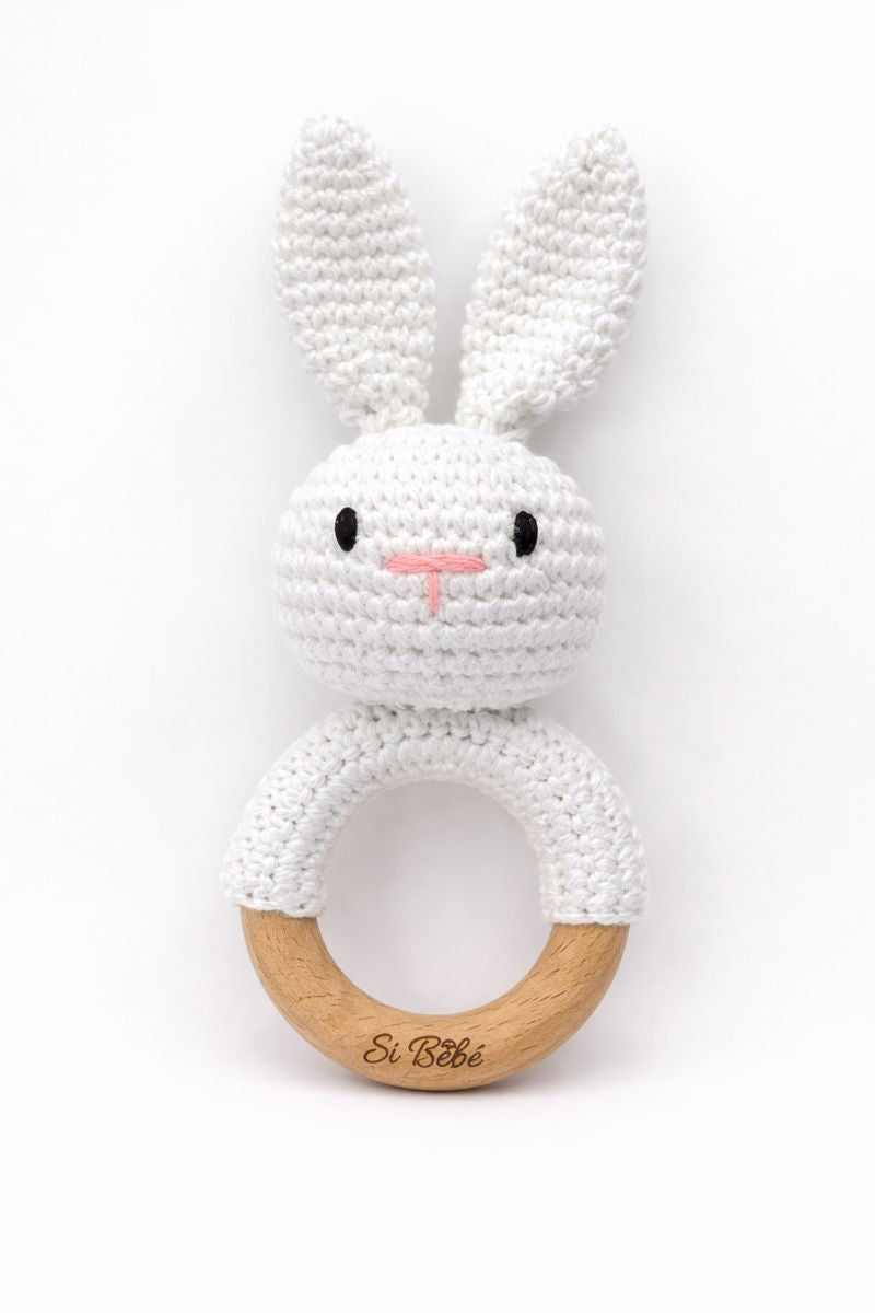 Houten bijtring & rammelaar – met de hand gehaakte baby rammelaar ( 3+ maanden)