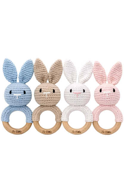 Houten bijtring & rammelaar – met de hand gehaakte baby rammelaar ( 3+ maanden)